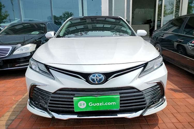 Toyota Camry 2023 — фото 2