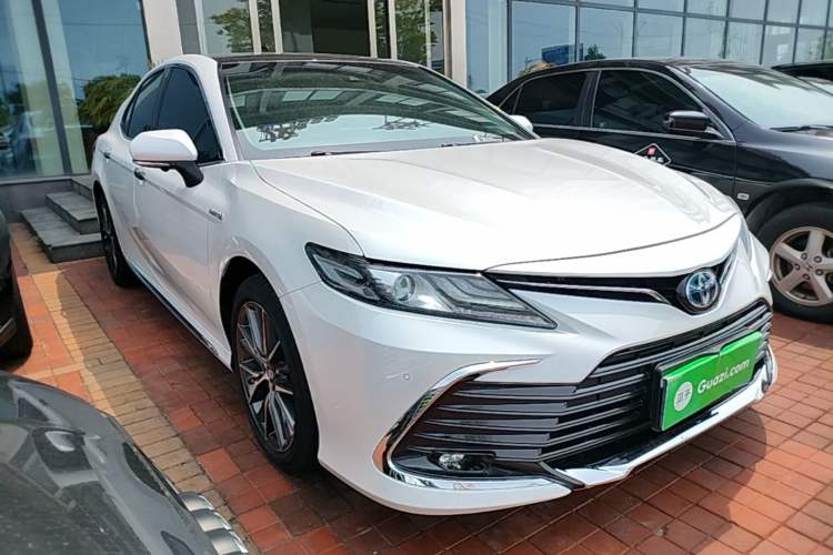 Toyota Camry 2023 — фото 3