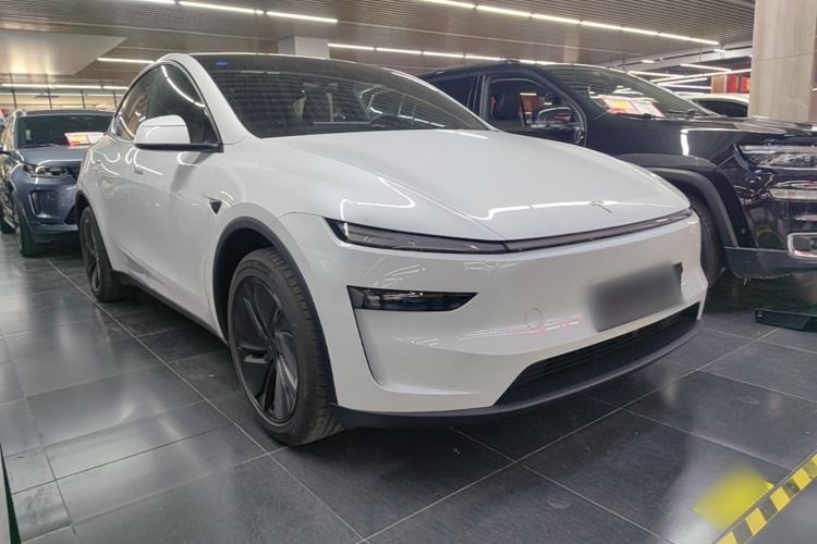 Tesla Model Y 2026 — 3
