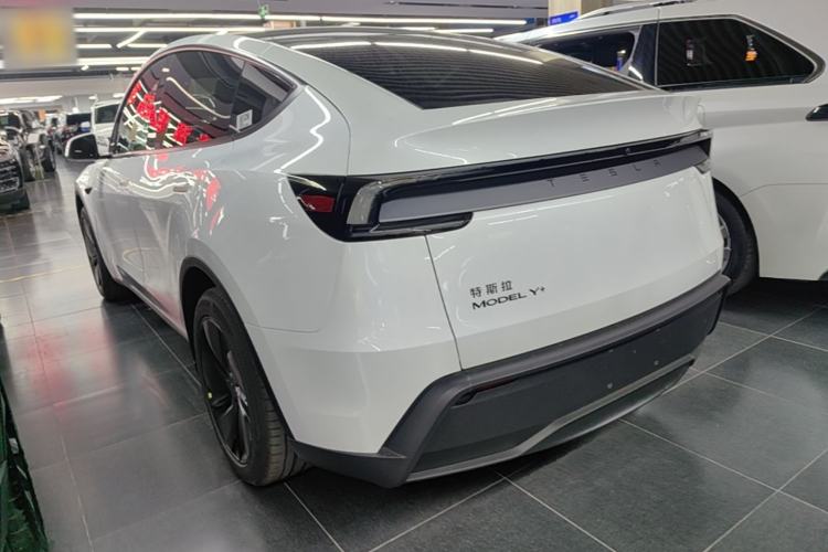Tesla Model Y 2026 — 4