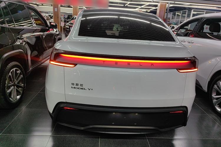 Tesla Model Y 2026 — 5