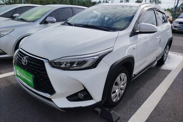 Toyota Yaris 2022 — фото 1