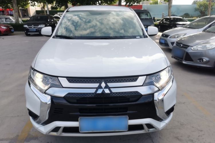 Mitsubishi Outlander 2021 — фото 2