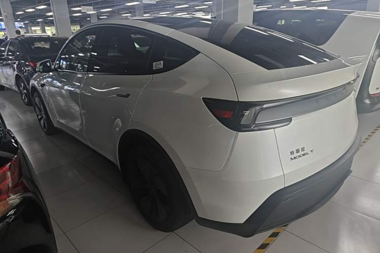 Tesla Model Y 2026 — 4