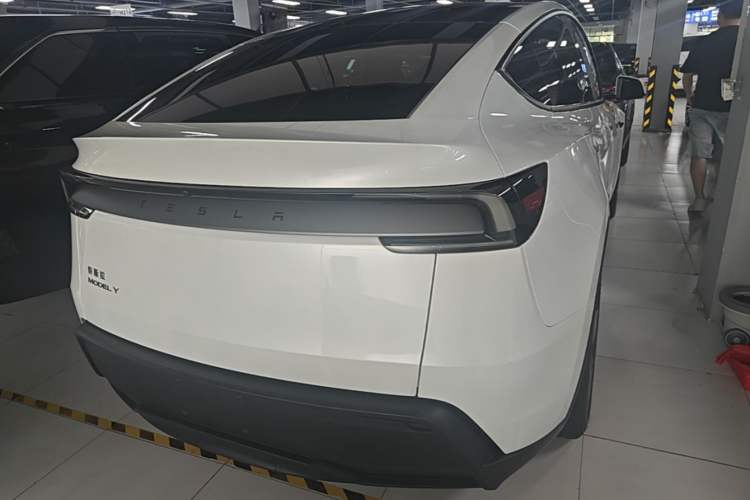Tesla Model Y 2026 — 5
