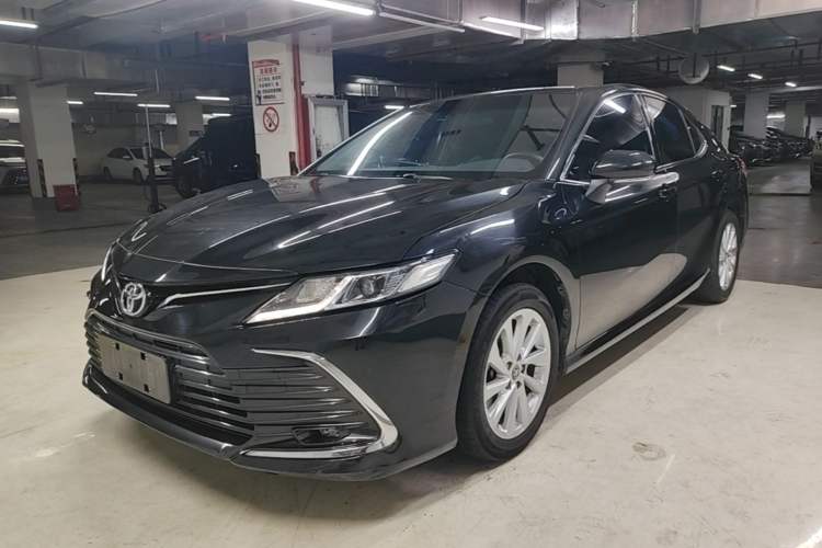 Toyota Camry 2023 — фото 1