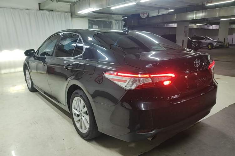 Toyota Camry 2023 — фото 4