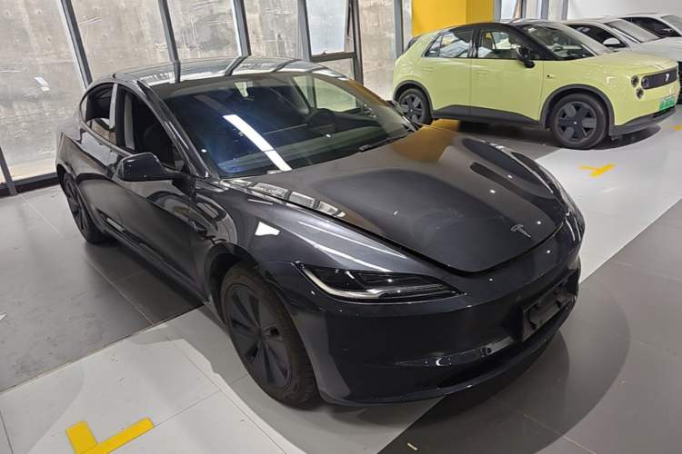 Tesla Model 3 2025 — 3