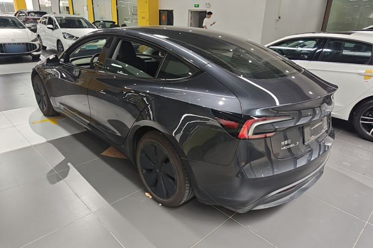 Tesla Model 3 2025 — 4