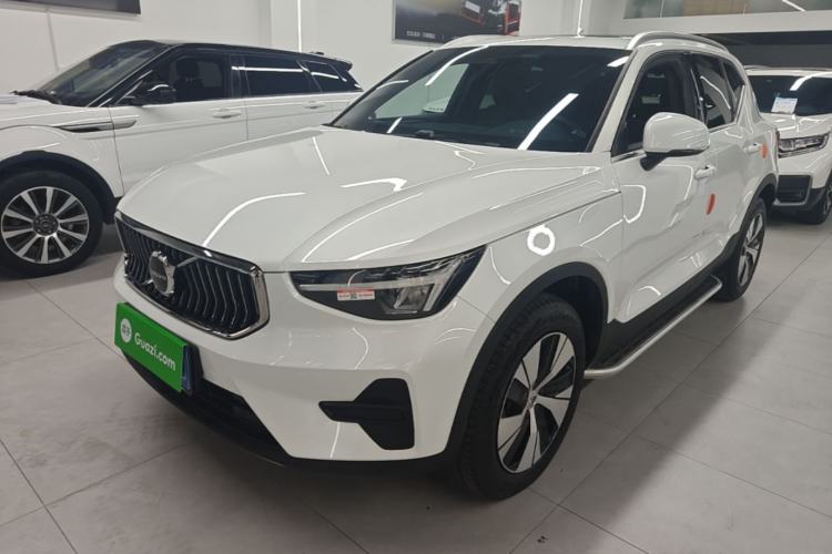 Volvo XC40 2023 — фото 1