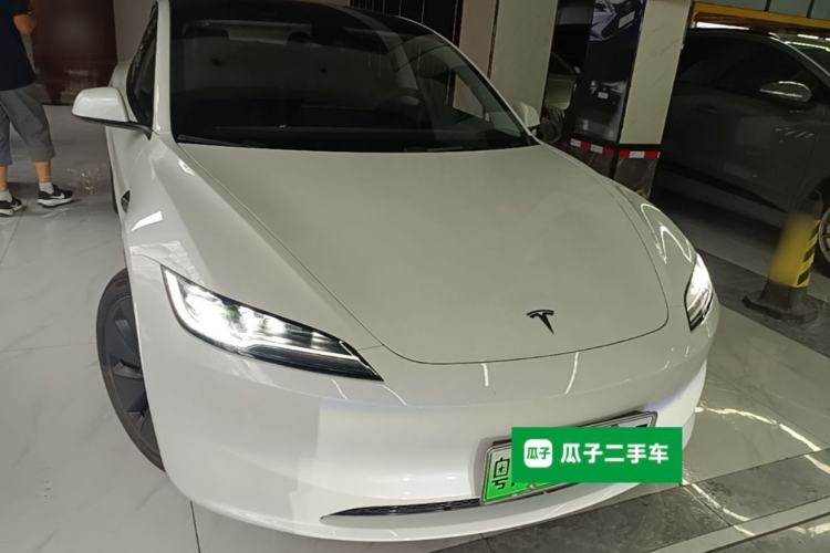 Tesla Model 3 2025 — 3