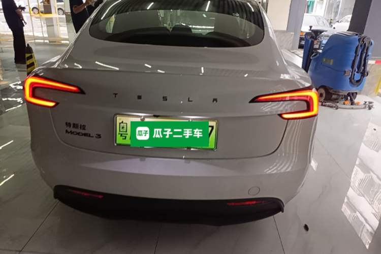 Tesla Model 3 2025 — 5