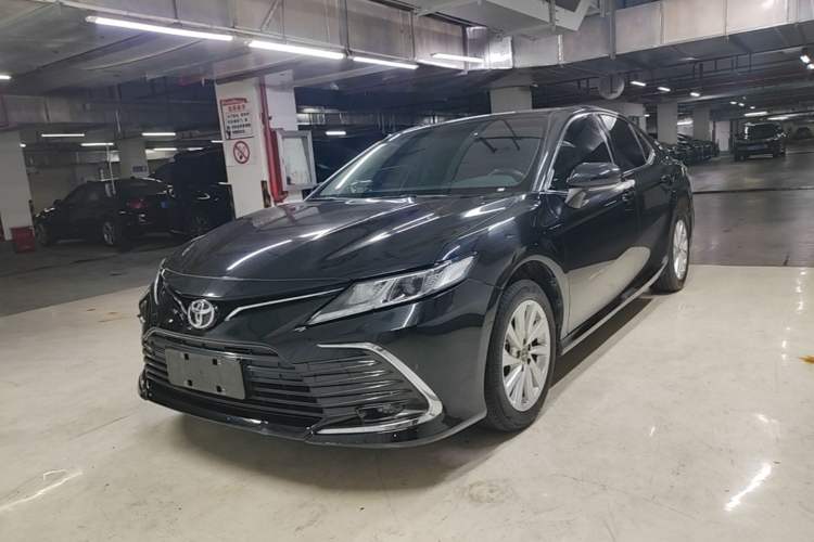Toyota Camry 2023 — фото 1