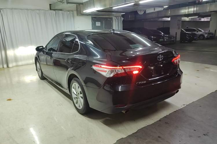Toyota Camry 2023 — фото 4