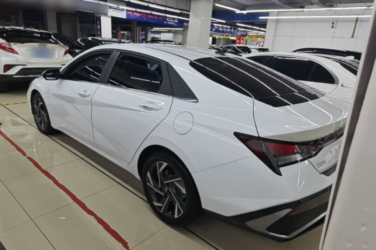 Hyundai Elantra 2023 — фото 4