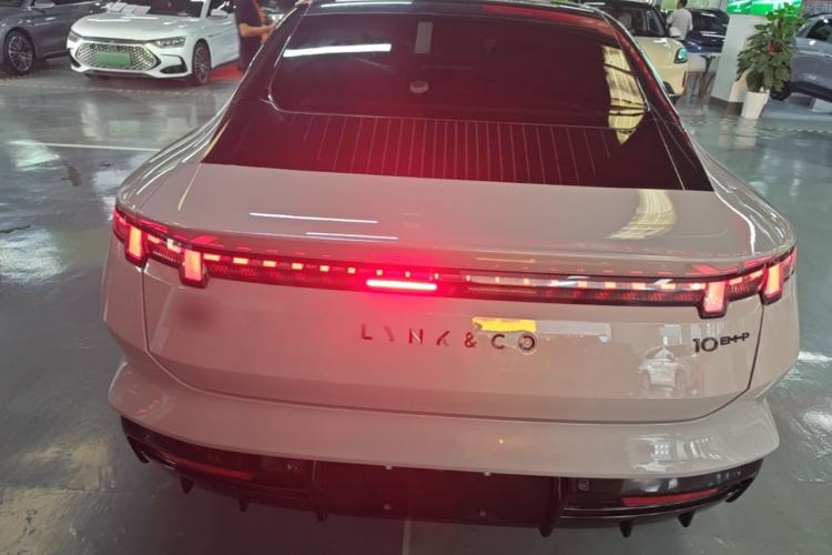 Lynk & Co 01 EM-P 2025 — фото 5