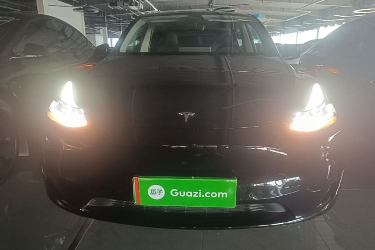 Tesla Model Y 2023 — 2