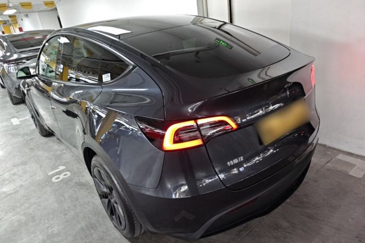 Tesla Model Y 2024 — 4