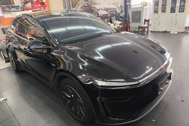 Tesla Model Y L 2025 — 3