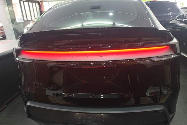 Tesla Model Y L 2025 — 5