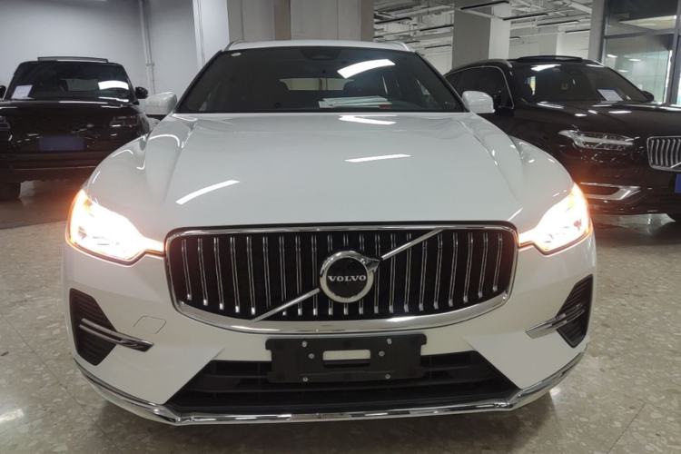 Volvo XC60 2025 — 2
