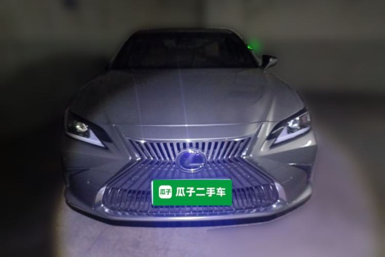 Lexus ES 300h 2020 — 2