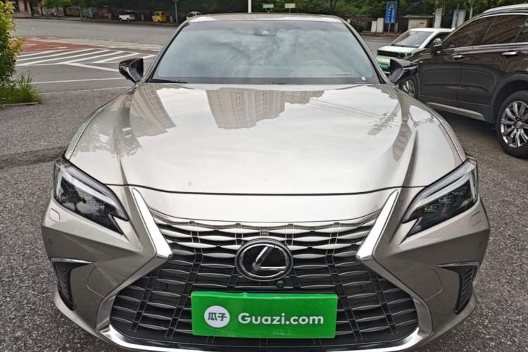 Lexus ES 200 2025 — 2