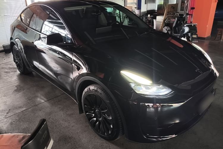 Tesla Model Y 2022 — 3