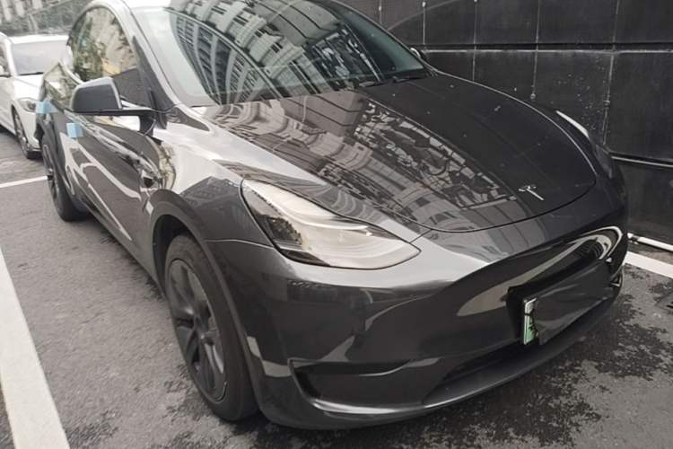 Tesla Model Y 2024 — 3