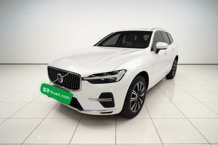 Volvo XC60 2022 — фото 1