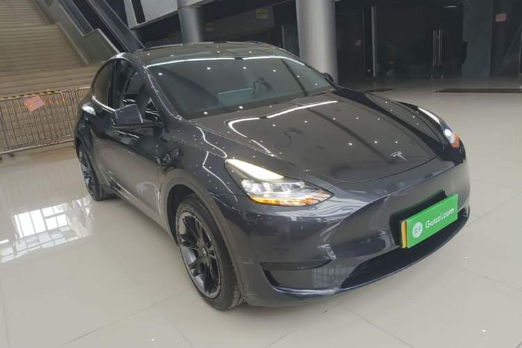 Tesla Model Y 2024 — 3