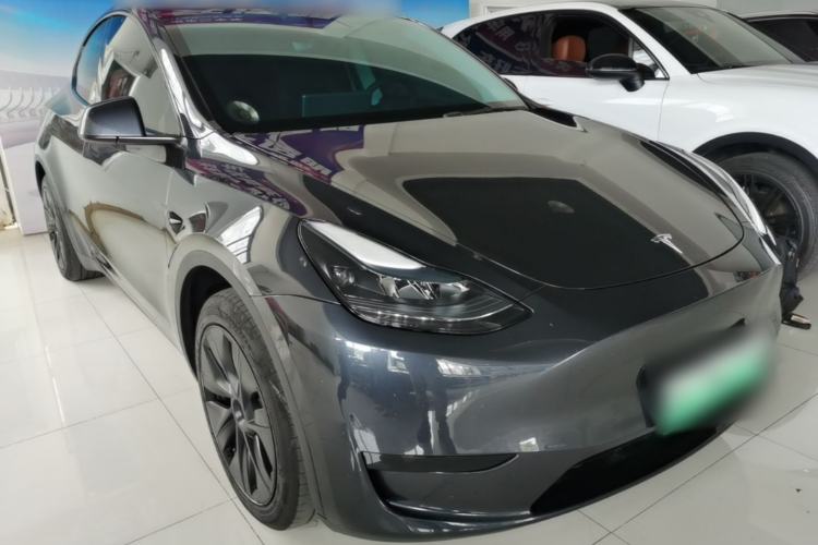 Tesla Model Y 2024 — 3