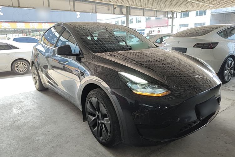Tesla Model Y 2024 — 3
