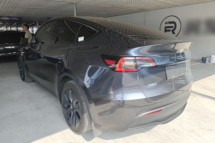 Tesla Model Y 2024 — 4