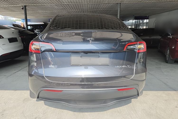 Tesla Model Y 2024 — 5