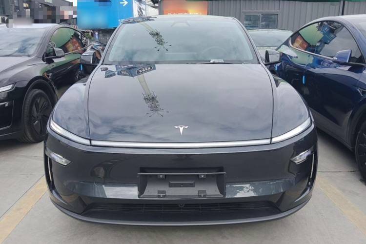 Tesla Model Y 2025 — 2