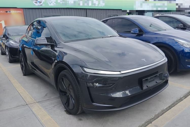 Tesla Model Y 2025 — 3