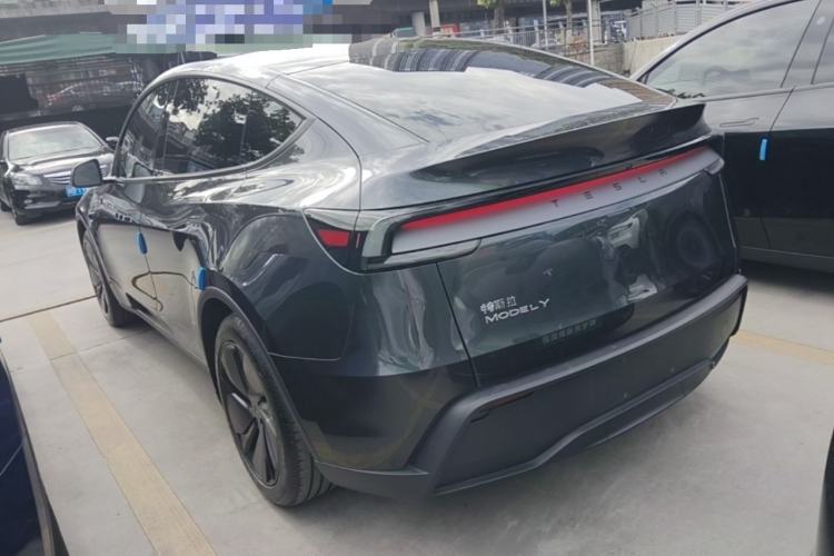 Tesla Model Y 2025 — 4