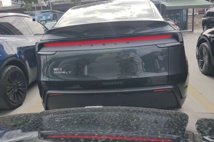 Tesla Model Y 2025 — 5