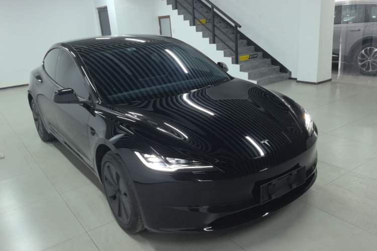 Tesla Model 3 2025 — 3