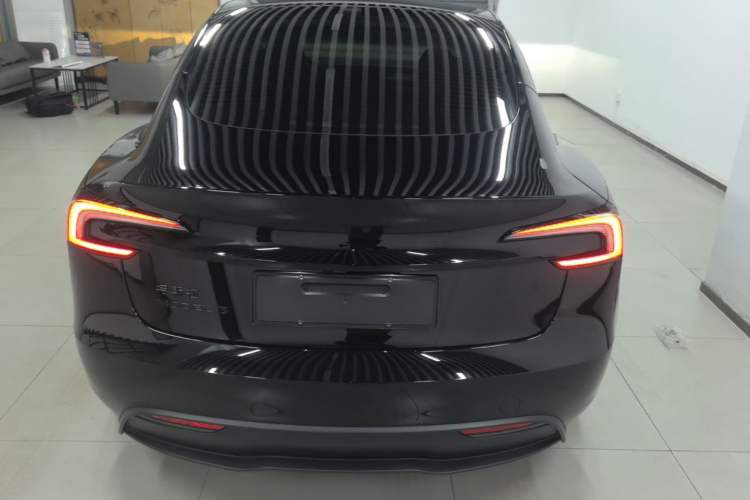 Tesla Model 3 2025 — 5