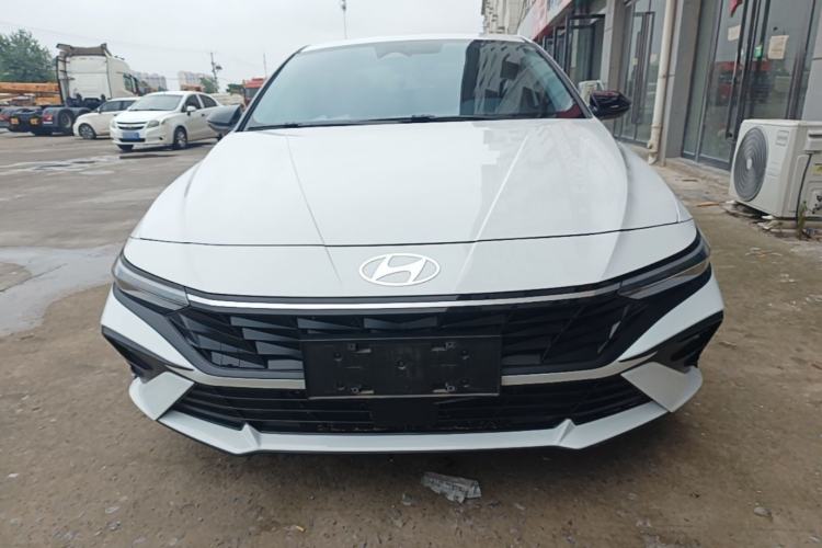 Hyundai Elantra 2023 — 2