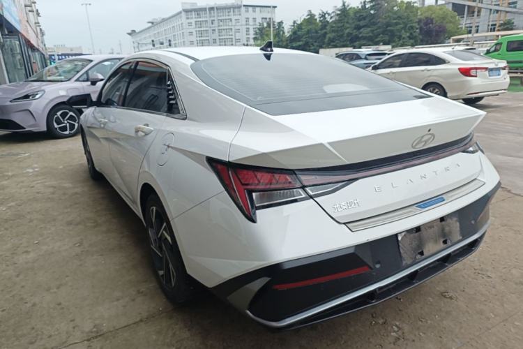 Hyundai Elantra 2023 — 4