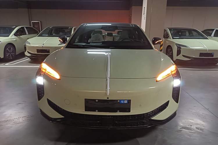 Hongqi EH7 2025 — 2