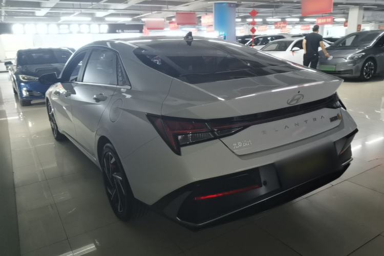 Hyundai Elantra 2023 — 4