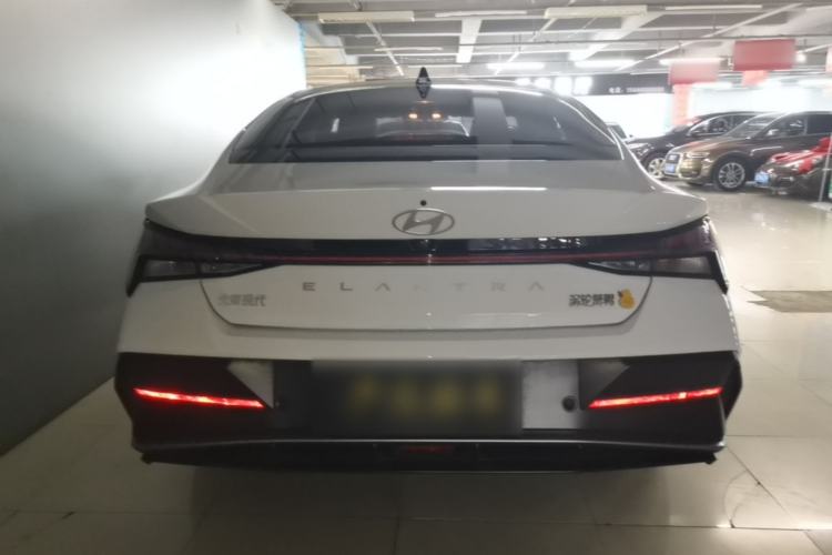 Hyundai Elantra 2023 — 5
