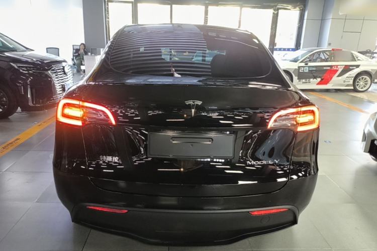 Tesla Model Y 2021 — 5